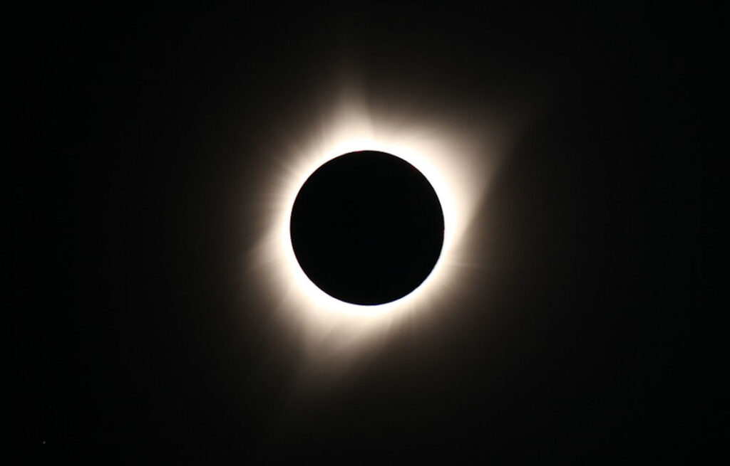 Eclissi solare totale 8 aprile 2024, a che ora comincia e quando