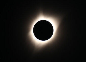 Eclissi solare totale 8 aprile 2024, a che ora comincia e quando finisce: come vederla dall'Italia