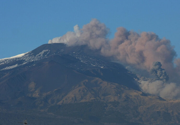 Etna, forte esplosione e nube di cenere dal cratere Bocca nuova dopo gli anelli di vapore