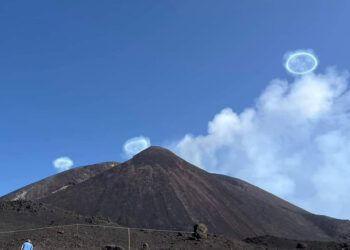 Etna, anelli di vapore dalla bocca del vulcano: è spettacolare