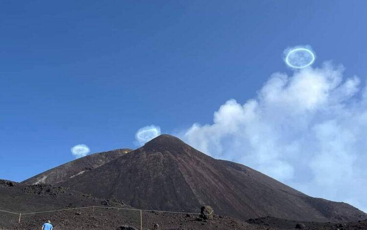 Etna, anelli di vapore dalla bocca del vulcano: è spettacolare