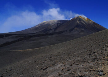 L'Etna sbuffa: debole esplosione e cenere