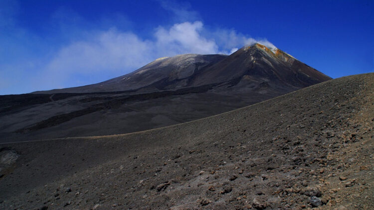 L'Etna sbuffa: debole esplosione e cenere