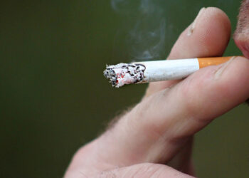 Esce a fumare e precipita dal terrazzo: morto sul colpo