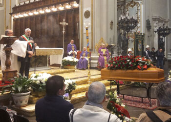 Ragusa, l'ultimo saluto al fotografo Giuseppe Leone: i funerali in Cattedrale