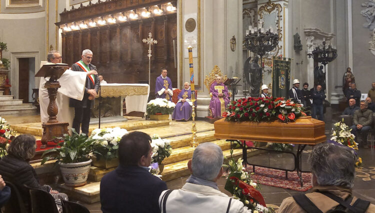 Ragusa, l'ultimo saluto al fotografo Giuseppe Leone: i funerali in Cattedrale