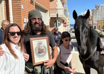 Cristian Moroni e il cavallo Furia a Portopalo: da 3 anni in giro per l'Italia