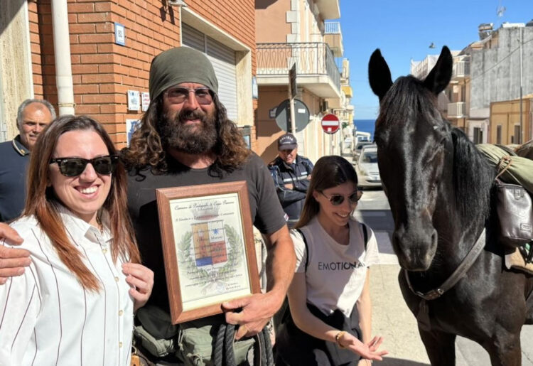 Cristian Moroni e il cavallo Furia a Portopalo: da 3 anni in giro per l'Italia
