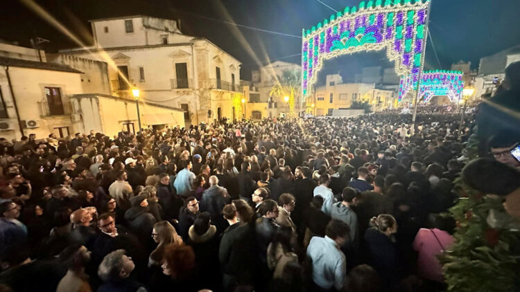 Trionfo del Gioia a Scicli: tutti a cantare la canzone di Vinicio Capossela