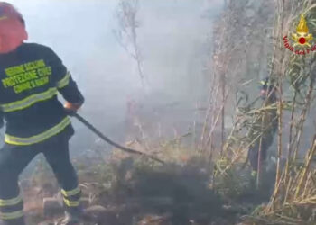 Ragusa, l'incendio a Randello ha ripreso vigore per il vento: situazione critica
