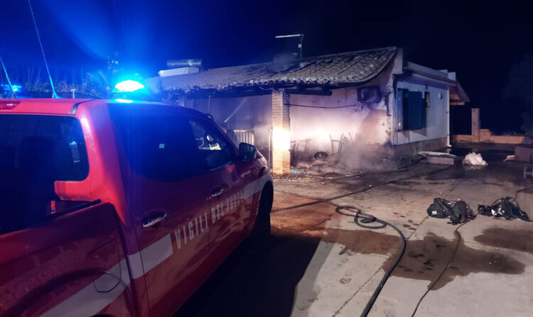 Scicli, incendio in una villetta in contrada Pezza Filippa