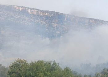 Grosso incendio da ieri a Scicli: vigili del fuoco ancora sul posto