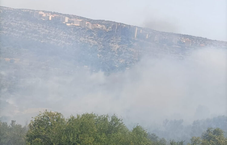 Grosso incendio da ieri a Scicli: vigili del fuoco ancora sul posto