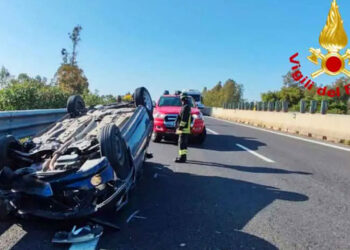 Incidente, auto si ribalta sulla Mare-Monti