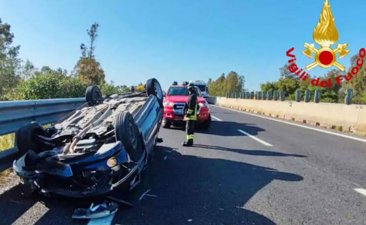 Incidente, auto si ribalta sulla Mare-Monti