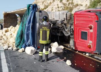 Incidente a Ragusa, camion si ribalta: un ferito
