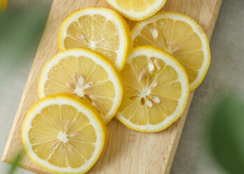 Scopri perchè bere ogni giorno acqua e limone fa bene alla salute