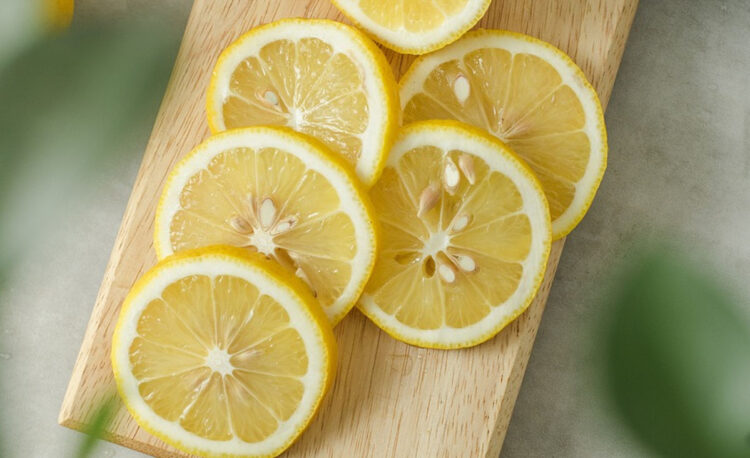 Scopri perchè bere ogni giorno acqua e limone fa bene alla salute