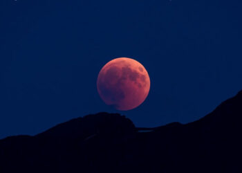 Stanotte la Luna piena si tinge di Rosa: nota anche come Luna dei pesci