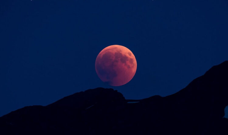 Stanotte la Luna piena si tinge di Rosa: nota anche come Luna dei pesci
