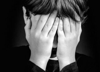 Ragusa, maltrattamenti e violenza sessuale su minore: braccialetto elettronico a due uomini