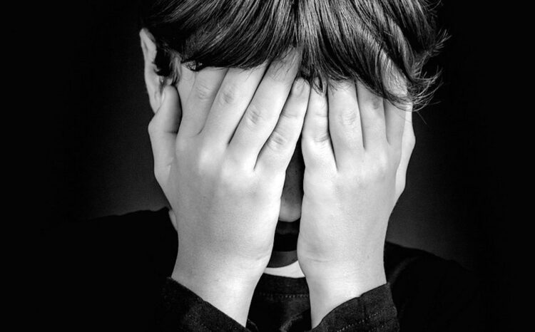 Ragusa, maltrattamenti e violenza sessuale su minore: braccialetto elettronico a due uomini