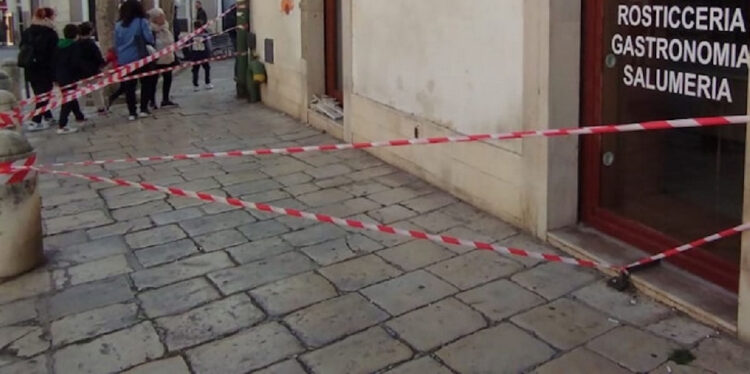 Cornicione colpisce due coniugi durante festa di San Giorgio a Modica