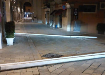 Follia a Comiso, ignoti mettono pali di traverso in strada: grave pericolo per scooter e moto