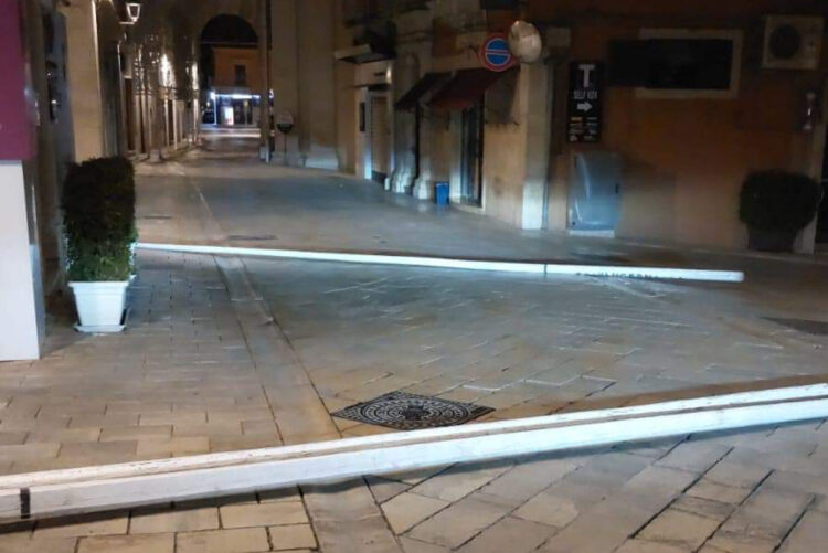 Follia a Comiso, ignoti mettono pali di traverso in strada: grave pericolo per scooter e moto