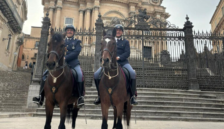 Polizia di Stato Ragusa, reparto a cavallo pattuglia Villa Margherita e i Giardini Iblei
