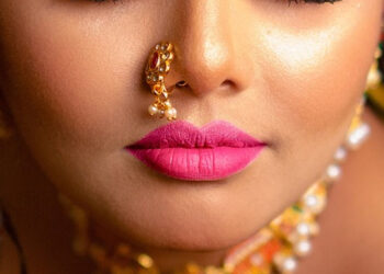 Inala il piercing dal naso e le si incastra in un polmone: 35enne operata in India