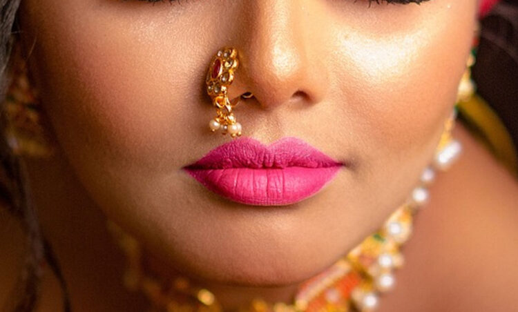 Inala il piercing dal naso e le si incastra in un polmone: 35enne operata in India