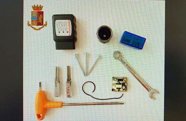 Ragusa, in auto strumenti per forzare le serrature: denunciati 4 catanesi