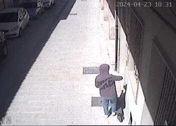 Comiso, ruba un monopattino: le telecamere lo riprendono: appello su facebook