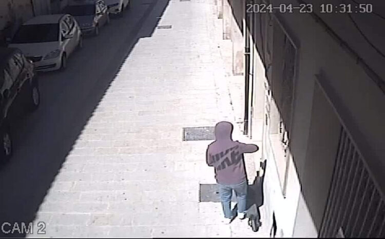 Comiso, ruba un monopattino: le telecamere lo riprendono: appello su facebook