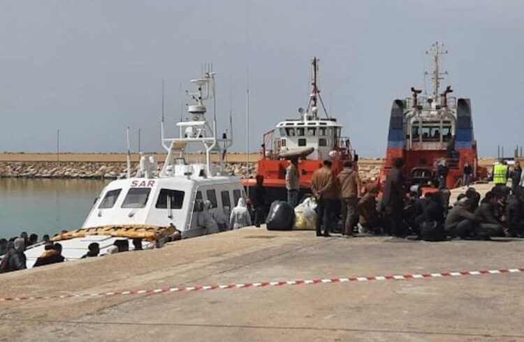 Pozzallo, sbarco di migranti: fermo per 2 scafisti