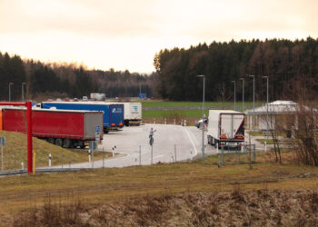 Scomparso da giorni, trovato morto in un tir: malore improvviso