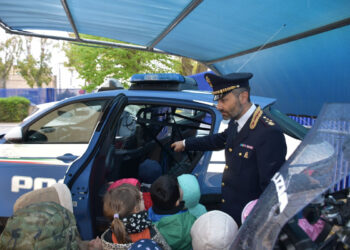 I bambini della scuola dell'Infanzia e gli alunni del Quasimodo in Questura a Ragusa