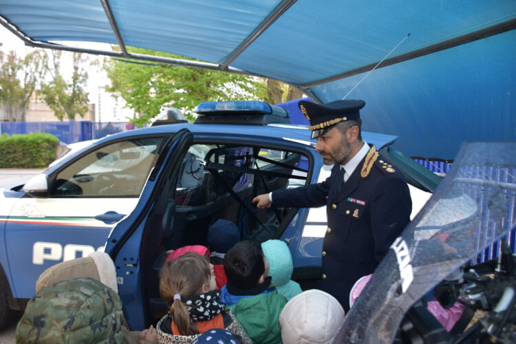 I bambini della scuola dell'Infanzia e gli alunni del Quasimodo in Questura a Ragusa