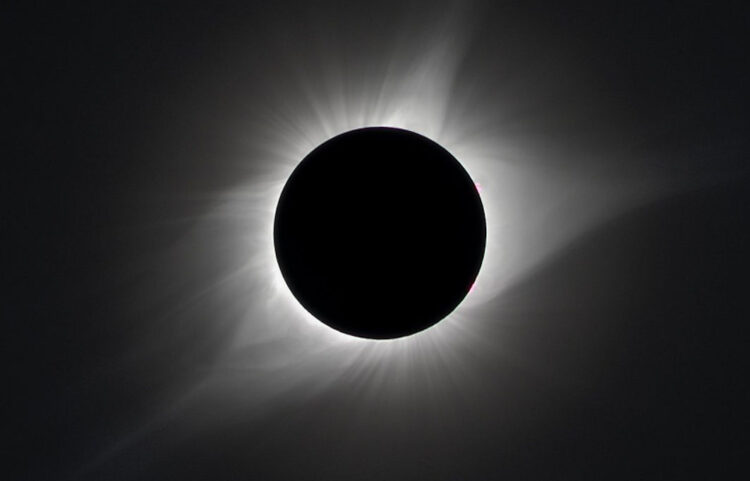 Eclissi solare totale 2024, 4 minuti di Sole nero: dove sarà visibile l'allineamento perfetto?