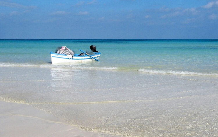 Scopri la spiaggia più candida della Sicilia: Acquacalda, un vero gioiello da non perdere