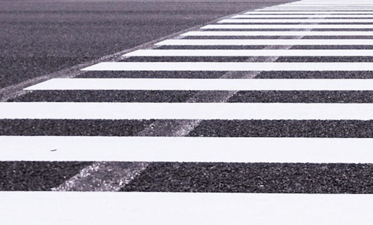 Ruba furgone con operaio dentro, poi lo scarica in corsa