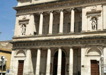 Il Teatro Comunale Vittoria Colonna si illumina di rosso in memoria delle vittime di Gaza