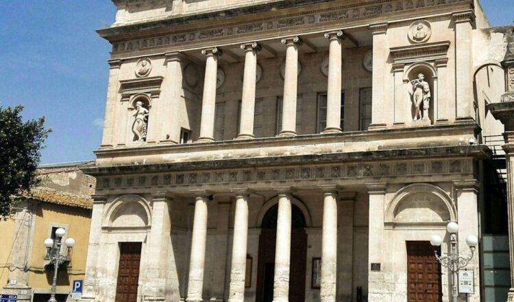 Il Teatro Comunale Vittoria Colonna si illumina di rosso in memoria delle vittime di Gaza