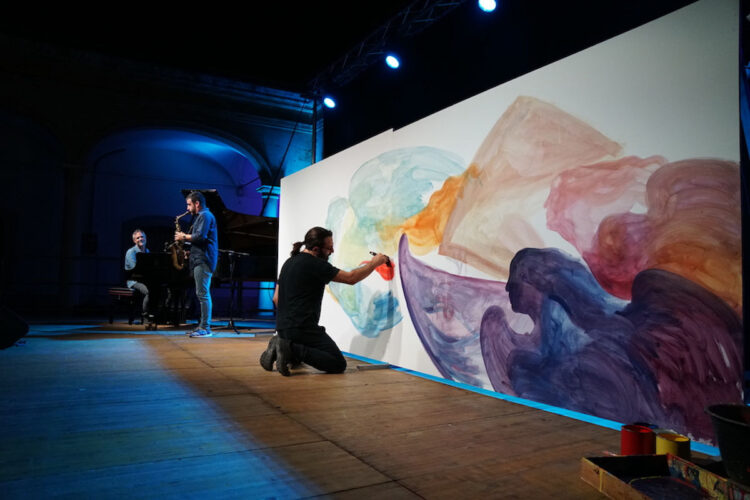 Dialogo surreale tra Corto Maltese e Irene of Boston a Modica