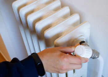 Perché non bisogna asciugare i vestiti sui termosifoni? Ecco i rischi per la salute