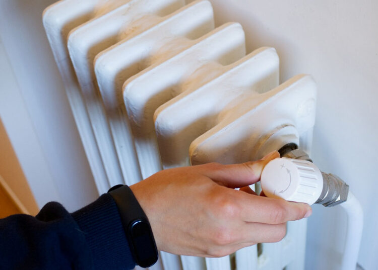 Perché non bisogna asciugare i vestiti sui termosifoni? Ecco i rischi per la salute