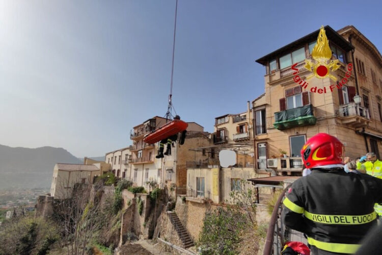 Tenta di togliersi la vita lanciandosi dal belvedere di Monreale: salvata