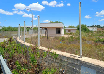 Autoporto a Vittoria sempre più saccheggiato: scomparsi i pannelli di recinzione