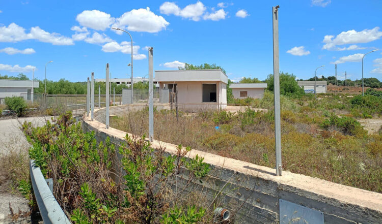 Autoporto a Vittoria sempre più saccheggiato: scomparsi i pannelli di recinzione